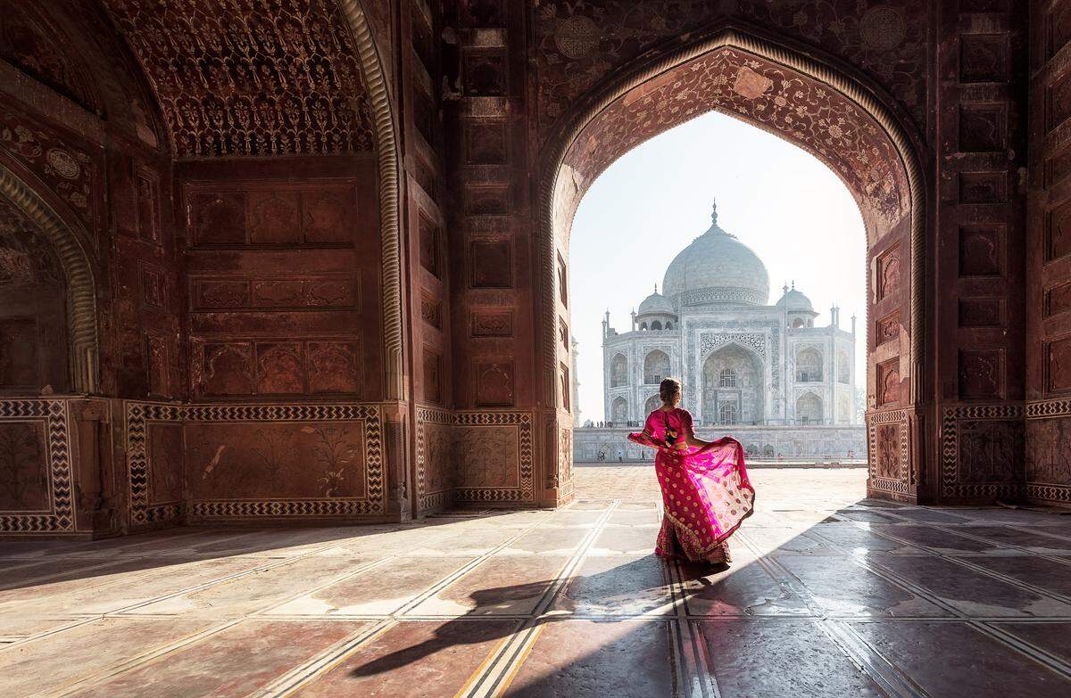 El Taj Mahal, en Agra, India es considerado como una ofrenda de amor del emperador mogol Shah Jahan a su esposa favorita, Mumtaz Mahal, de donde proviene el nombre a este majestuosos edificio.