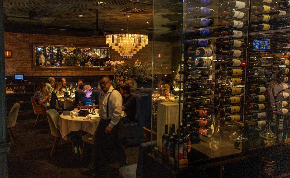 Los clientes disfrutan del ambiente y la comida en George’s, restaurante italiano que celebra 25 años en North Beach.