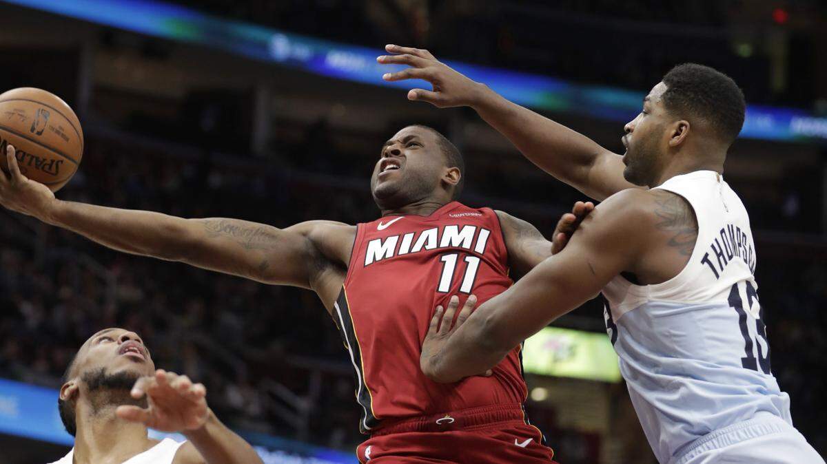 Dion Waiters (11) entra al aro por el Heat ante la marca de Tristan Thompson (der.), de los Cavaliers, en el segundo cuarto del partido celebrado el 2 de enero de 2019 en Cleveland.