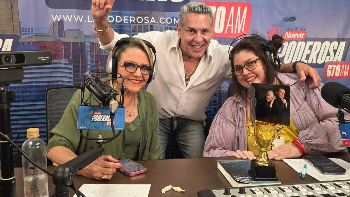 Rey Ríos, que conducía el programa ‘El jardín de la noche’, en las madrugadas de La Poderosa, fue uno de los afectados por los despidos y recorte de programación de la emisora miamense. En la foto lo acompañan la cantante Malena Burke (izq.) y la periodista Mabel Fajardo, con quien conducía ‘Sábado de impacto’.