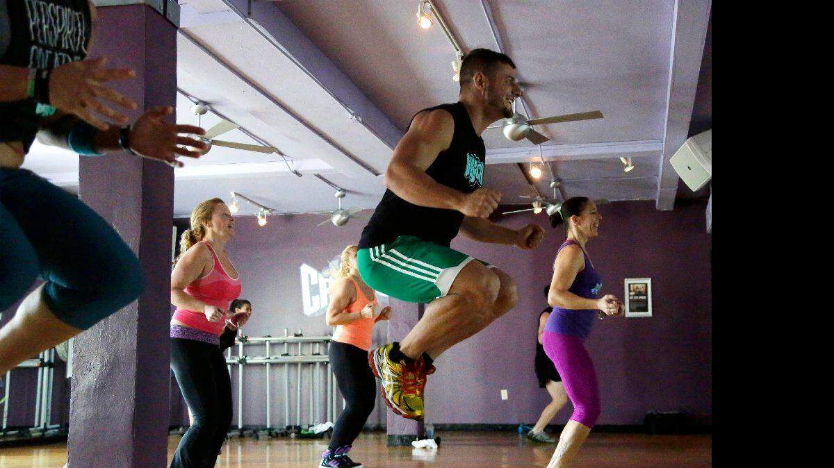 Personas ejercitan en el gimnasio Crunch en Miami Beach, Florida. AP