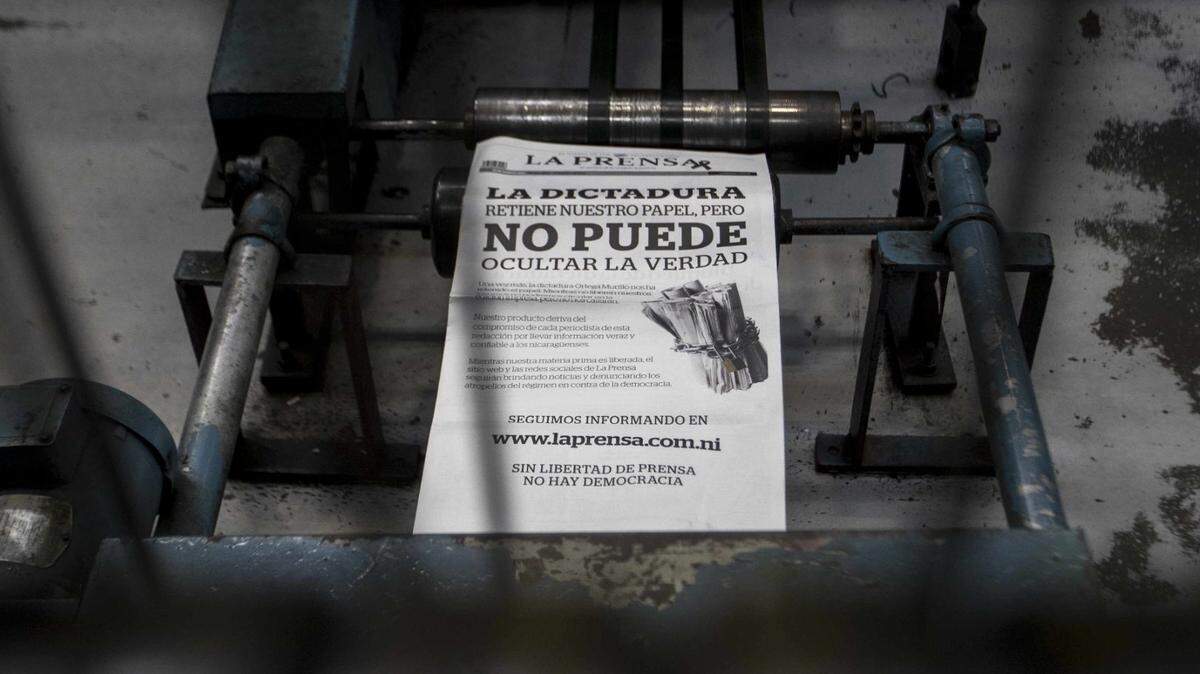 Foto de archivo del 12 de agosto de 2021, que muestra la primera plana de la última edición de La Prensa, el diario más antiguo de Nicaragua, que tuvo que cerrar ya que el gobierno le retuvo el papel por sus fuertes críticas al régimen de Daniel Ortega. El titular dice, “La dictadura retiene nuestro papel, pero no puede ocultar la verdad”.
