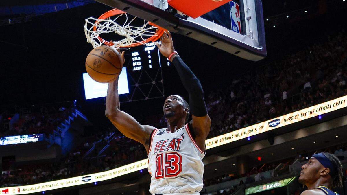 El centro del Heat Bam Adebayo (13) clava la pelota ante la defensa de los Pacers de Indiana, en el partido celebrado el 8 de febrero de 2023 en Miami.