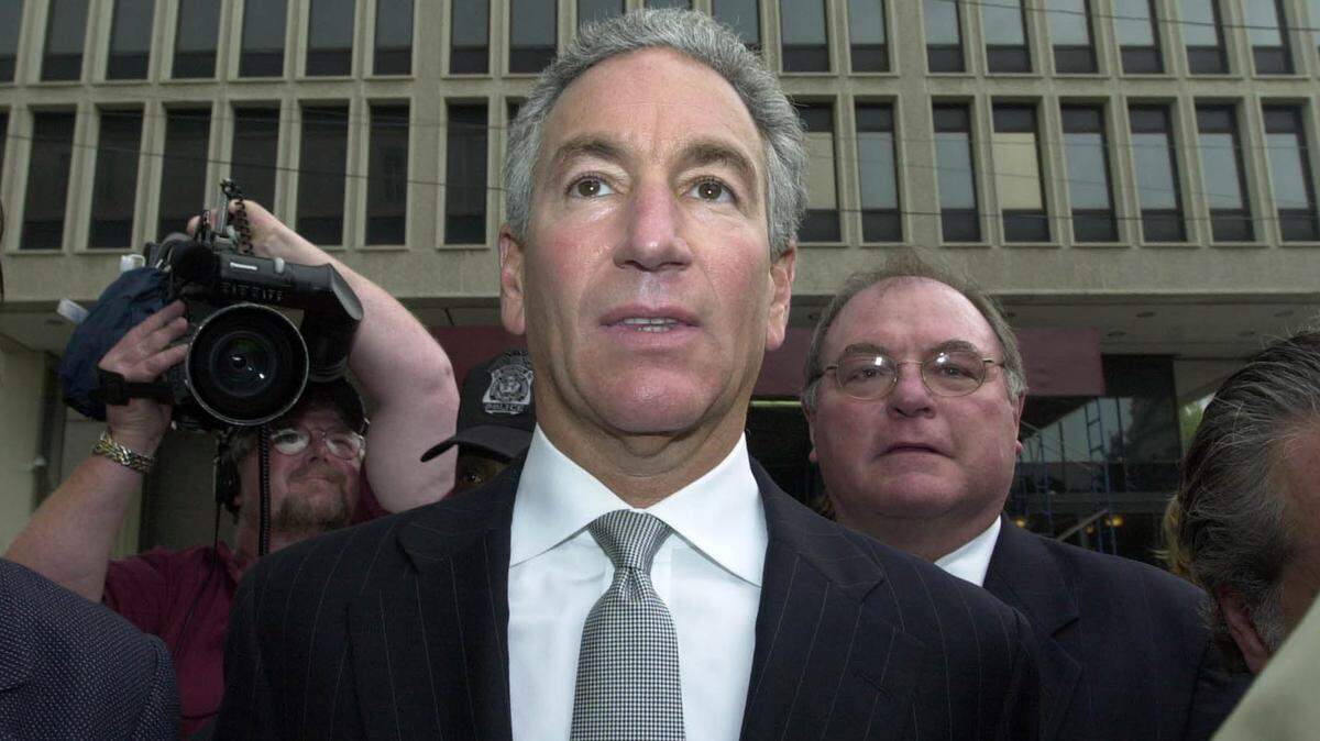  Charles Kushner se dirige al Tribunal Federal de Newark, rodeado de su equipo legal, su esposa Seryl el 17 de agosto de 2004; Newark, Nueva Jersey.