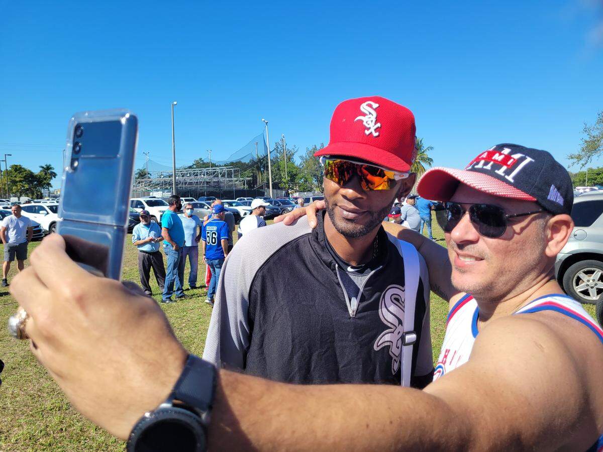 Alexei Ramírez se toma una foto con un aficionado en el Juego de las Estrellas Cubanas en Miami.