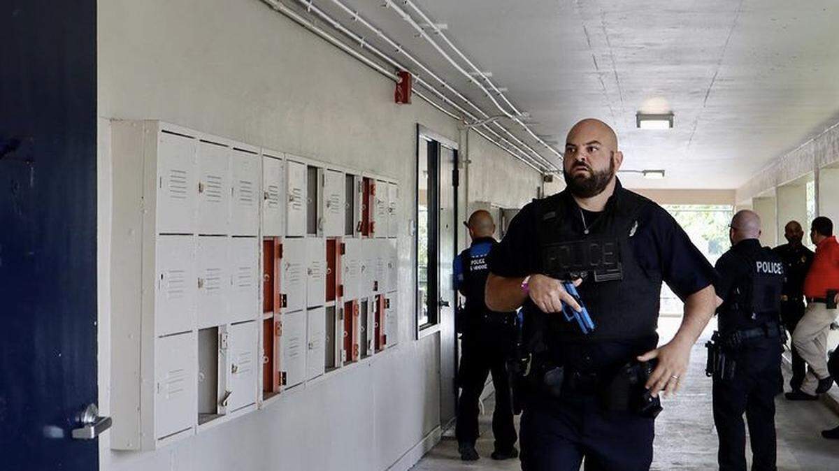 Simulacro de tiroteo en Hialeah Senior High School realizado en conjunto entre la Policía Escolar de Miami-Dade y la Policía de la Ciudad de Hialeah