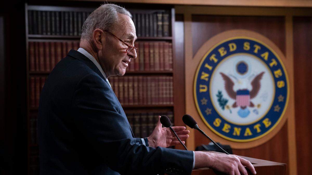 El líder demócrata del Senado, Chuck Schumer, de N.Y., habla con los periodistas después de que el Senado rechazó la declaración de emergencia nacional del presidente Donald Trump en la frontera suroeste, en el Capitolio de Washington, el jueves 14 de marzo de 2019. Doce republicanos se unieron a los demócratas para desafiar a Trump.