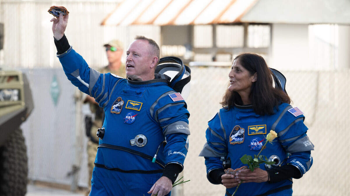 Los astronautas de la NASA Butch Wilmore (I) y Suni Williams son vistos antes de abordar la nave espacial Starliner de Boeing en la Estación de la Fuerza Espacial de Cabo Cañaveral en Florida, Estados Unidos, el 5 de junio de 2024.