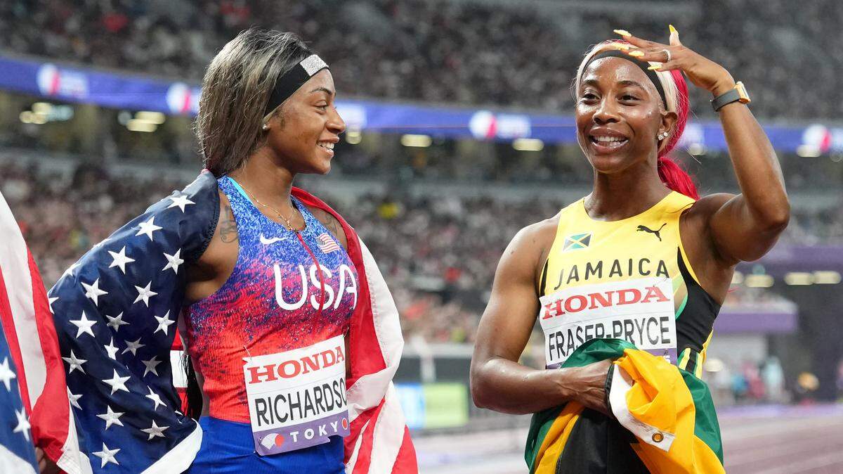 La legendaria velocista de Jamaica Shelly-Ann Fraser-Pryce (der.) conversa con la estrella de Estados Unidos Sha’Carri Richardson luego de la final del relevo 4x100 metros femenino, en la última jornada del Mundial de Tokio, Japón, el 21 de septiembre de 2025.