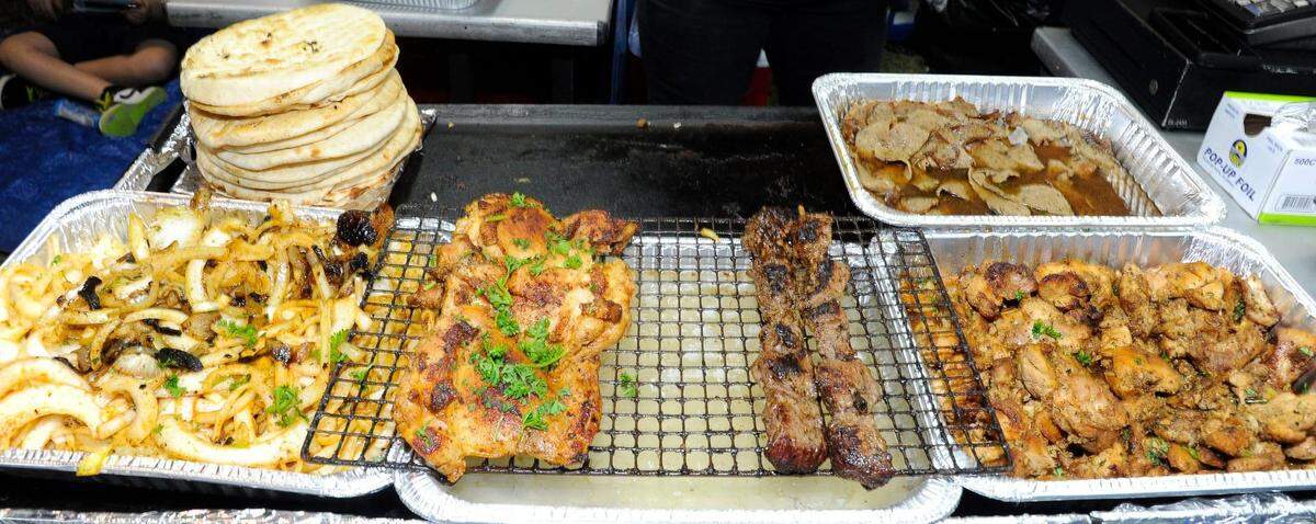 Durante los cuatro días de rodeos puedes probar diferentes tipos de comida como las ancas de ranas y la carne de alligator, entre otros platos y aperitivos.
