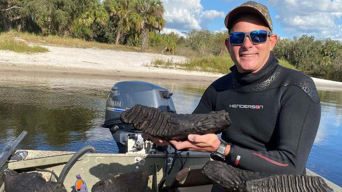 John Kreatsoula, quien dirige Fossil Junkies Dig and Dive Charters, encontró una mandíbula mamut en un río de Florida.