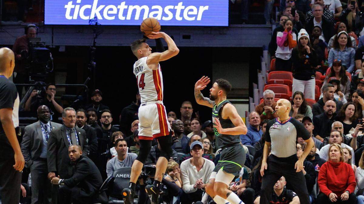 El escolta del Heat Tyler Herro tira al aro ante la marca de Austin River, de los Timberwolves de Minnesota, en el partido celebrado el 26 de diciembre de 2022 en Miami.