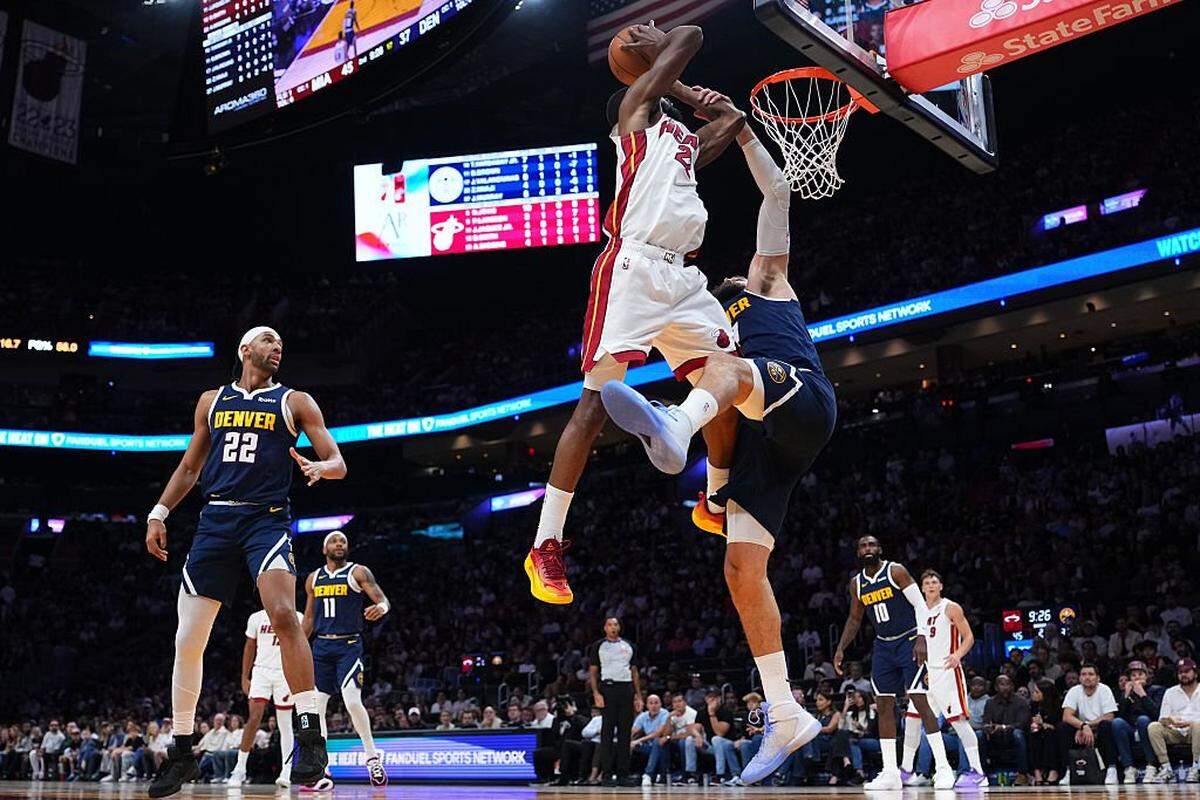 El jugador de los Nuggets de Denver Jonas Valanciunas (der.) le comete una falta a Andrew Wiggins, del Heat, en el partido celebrado el 29 de diciembre de 2025 en Miami.