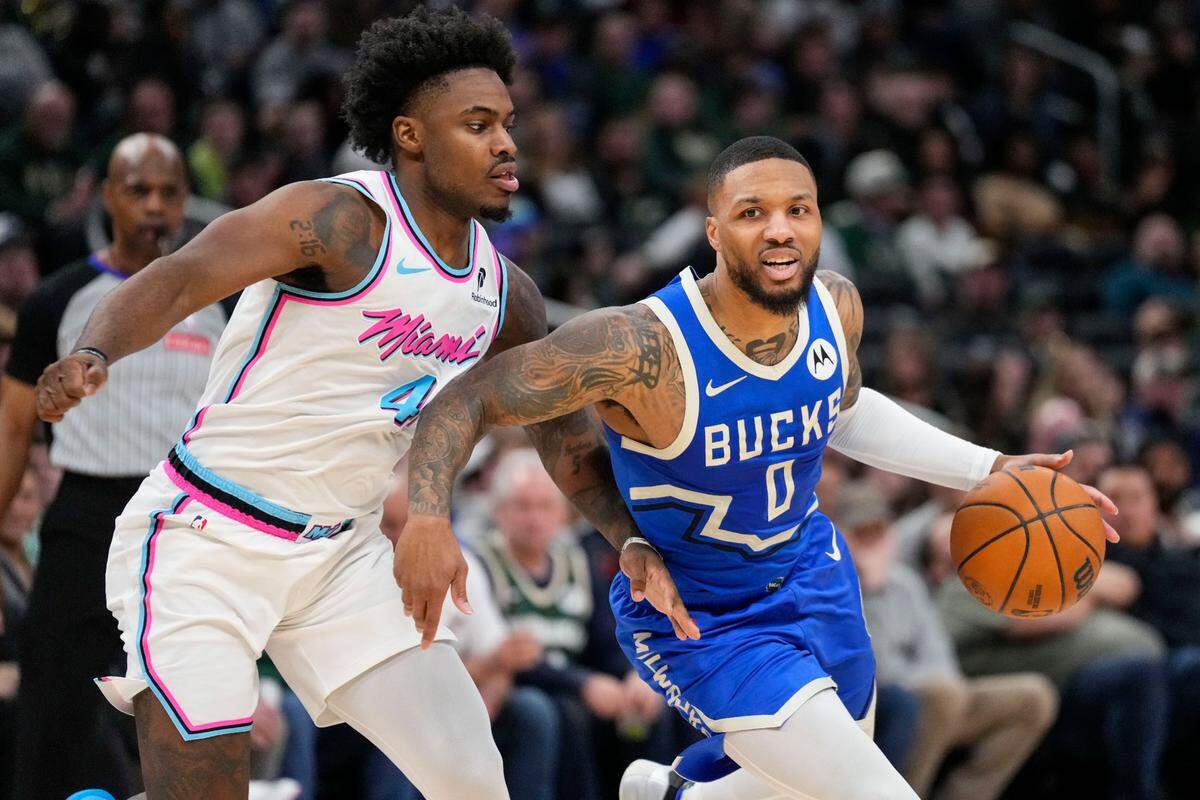 El jugador de los Bucks Damian Lillard (der.) trata de entrar al aro ante la marca de Isaiah Stevens, del Heat de Miami, en el partido celebrado el 23 de febrero de 2025 en el Fiserv Forum de Milwaukee.