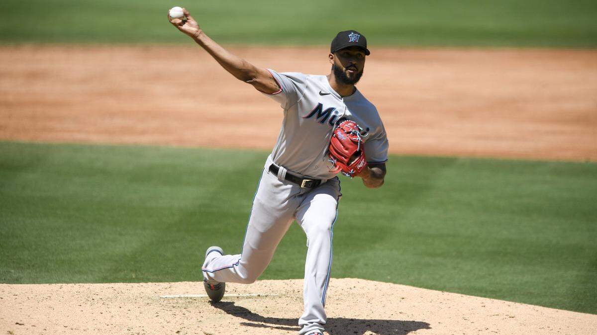 Sandy Alcántara se recuperó de la peor apertura de su carrera para que los Marlins derrotaran el miércoles en la tarde 7-0 a los Padres