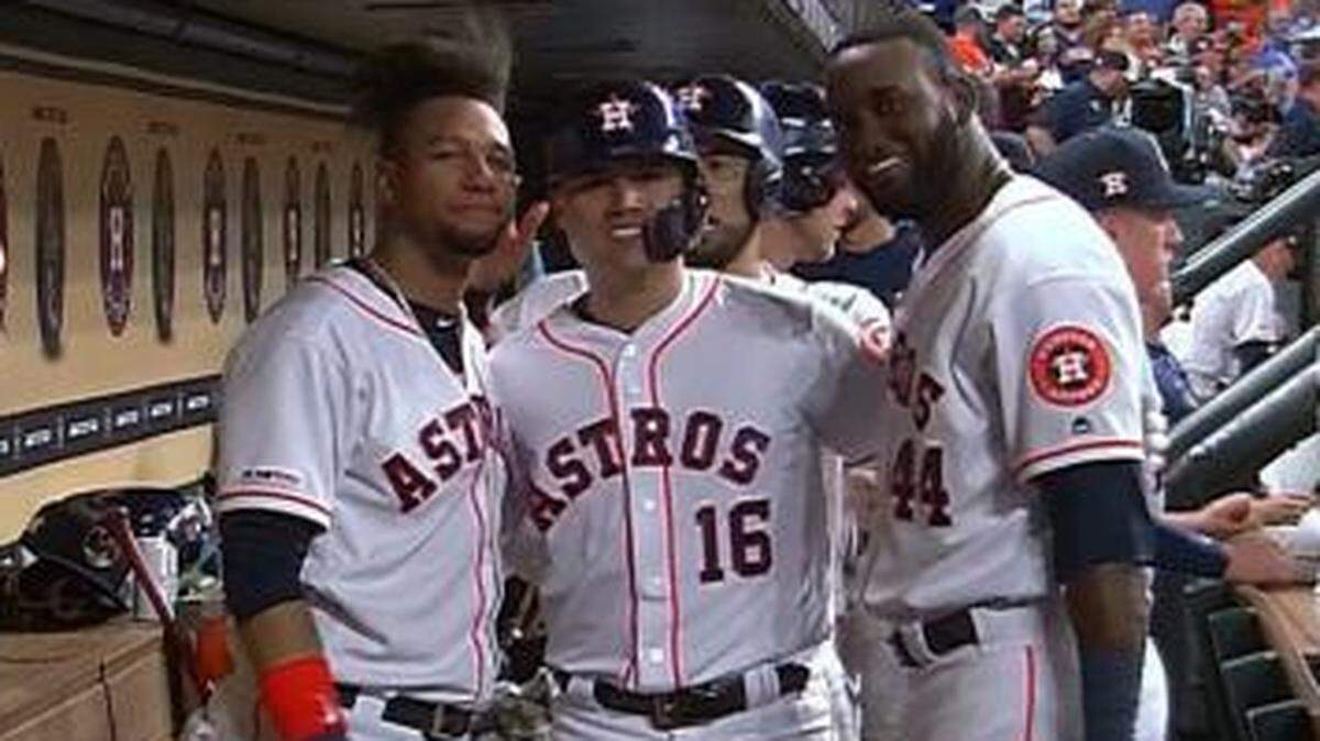 ALEDMYS DIAZ (centro) posa con Yuli Gurriel (izq.) y Yordan Álvarez tras pegar un cuadrangular con los Astros de Houston.