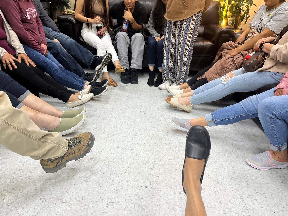 Un pequeño grupo se reúne en una oficina en un supermercado de Dalton, Georgia, a mediados de noviembre, para discutir sobre salud mental y suicidio en esta gran población latina. La tasa de suicidios entre hispanos ha aumentado significativamente en Estados Unidos en la última década.