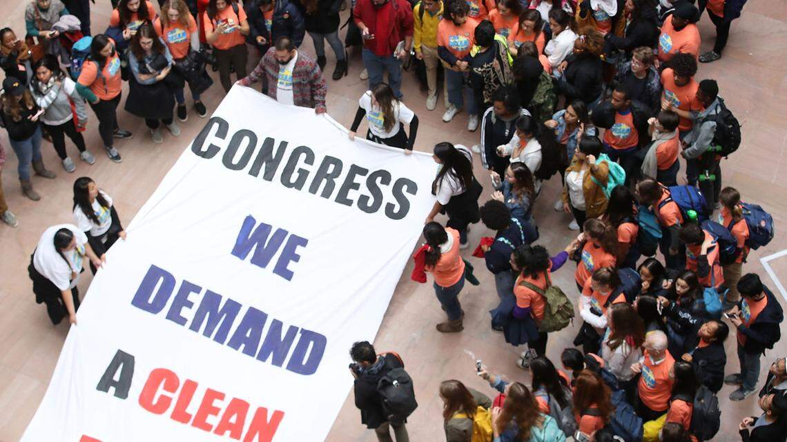 Los "dreamers" llenan los pasillos y el atrio durante una protesta dentro del edificio del Senado en Washington, DC, el 9 de noviembre de 2017. 