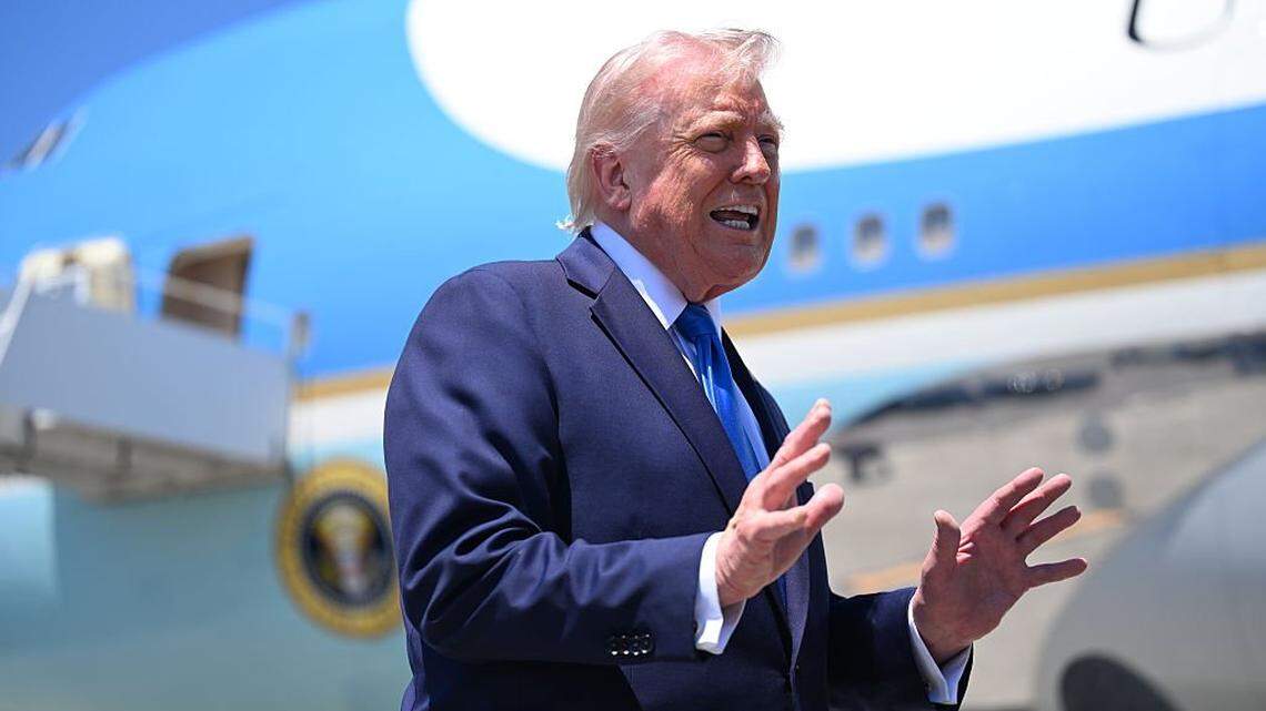 El presidente Donald Trump habla con la prensa antes de abordar el Air Force One en Florida. Ese mismo día anunció la cancelación del viaje de sus emisarios a Pakistán para dialogar con Irán.