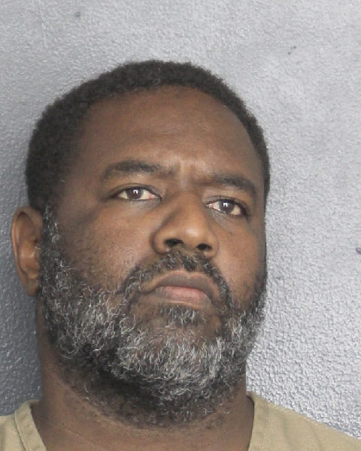 Hace dos años, Esther Sanon, entonces estudiante de último año de secundaria en Broward, se reunió con Jason Sapp, un hombre que le doblaba la edad y con quien había conectado por internet meses antes.