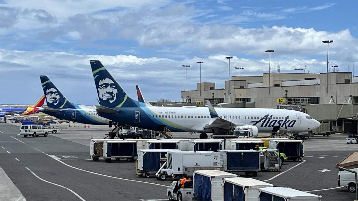 Avión de Alaska Airlines en pista en el Aeropuerto Internacional Daniel K. Inouye, Hawái.
