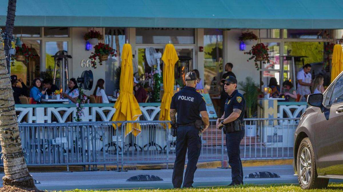 Agentes de la policía de Miami Beach se encuentran en Ocean Drive durante las vacaciones de primavera el viernes 21 de marzo de 2025. Pedro Portal pportal@miamiherald.com