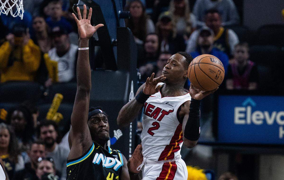 El jugador del Heat de Miami Terry Rozier (der.) trata de pasar la pelota ante la marca de Pascal Siakam, de los Pacers, en el partido celebrado el 7 de abril de 2024 en Indiana.
