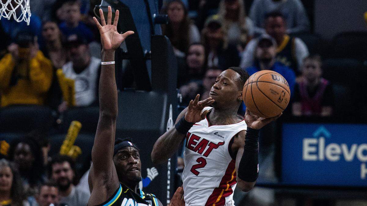 El jugador del Heat de Miami Terry Rozier (der.) trata de pasar la pelota ante la marca de Pascal Siakam, de los Pacers, en el partido celebrado el 7 de abril de 2024 en Indiana.