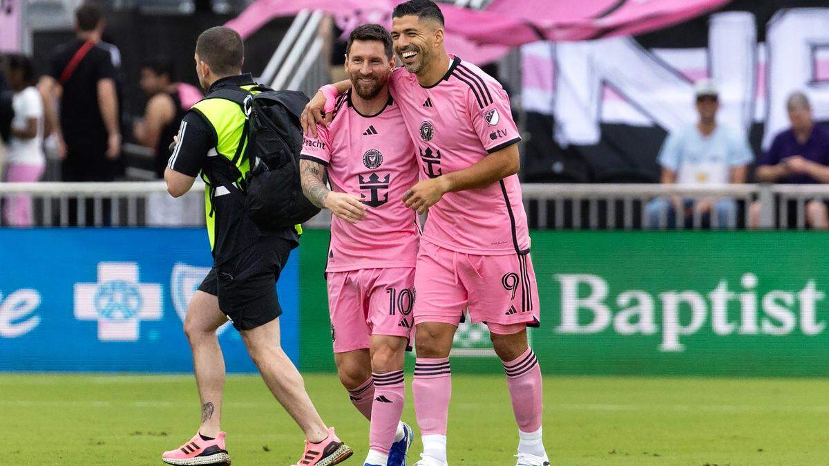 El astro argentino del Inter Miami Lionel Messi (izq.) y el delantero uruguayo Luis Suárez están en la lista de candidatos al premio de Jugador Más Valioso de la temporada de la MLS.