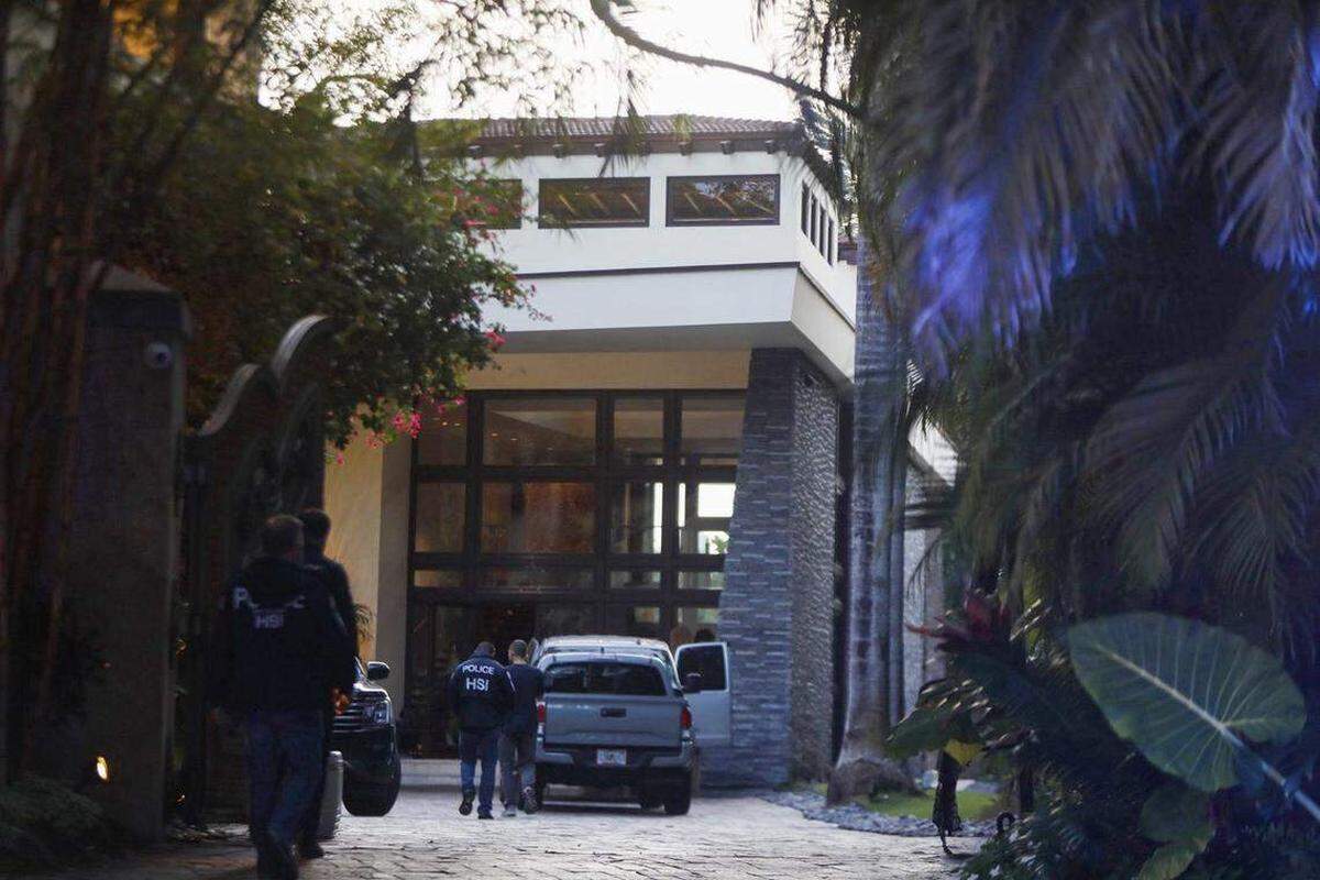 Agentes federales afuera de las dos mansiones de Sean “Diddy” Combs en Star Island, el lunes 25 de marzo de 2024, en Miami Beach, Florida.