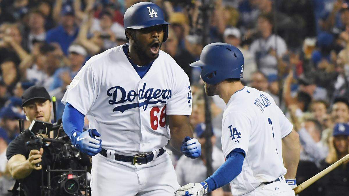 El jardinero de los Dodgers Yasiel Puig celebra tras pegar un jonrón en el sexto inning del partido ante los Medias Rojas, el 27 de octubre de 2018 en Los Angeles.