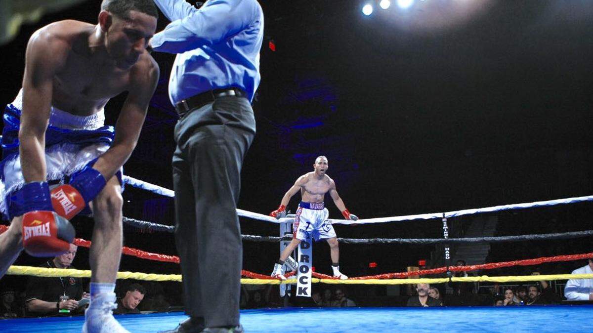 LIVAN NAVARRO celebra su victoria por KO ante Julio Reynoso el viernes por la noche en Fort Lauderdale.
