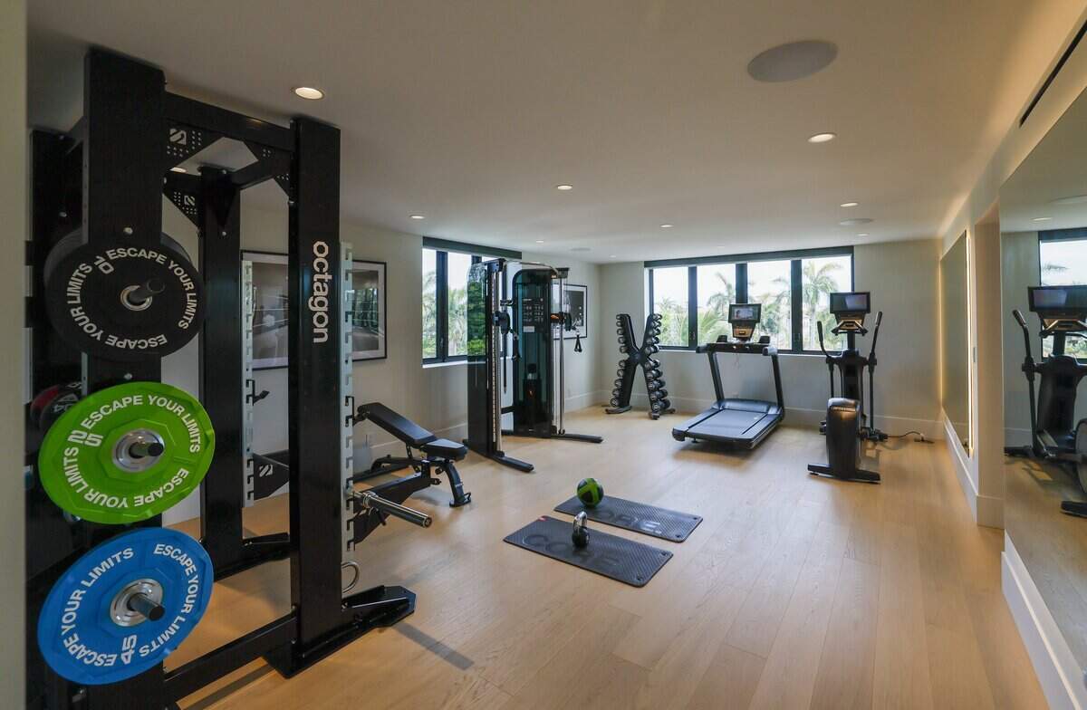 El gimnasio dentro de The Mansions, un exclusivo enclave de 2,5 acres compuesto por nuevas mega-mansiones independientes en Fisher Island, en Miami Beach, Florida, el miércoles 10 de junio de 2026.
