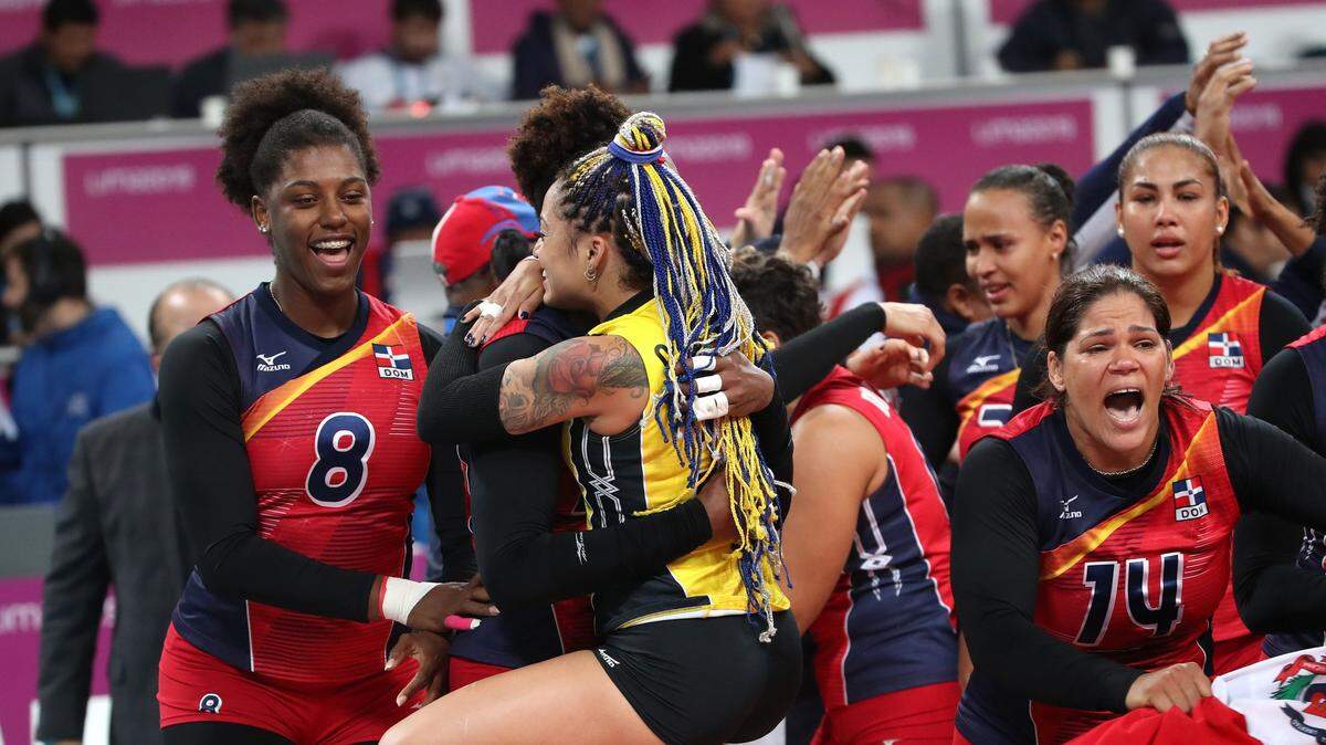 Las jugadoras de República Dominicana celebran luego de ganar el oro ante Colombia este domingo 11 de agosto de 2019 en la final de voleibol femenino de los Juegos Panamericanos Lima 2019, en Lima.