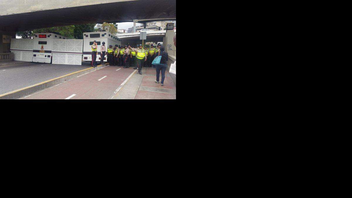 La periodista venezolana Andreína Flores tuiteó esta foto que muestra a miembros de la policía y la Guardia Nacional bloqueando una calle por donde iba a pasar la marcha opositora el miércoles, en Caracas. 