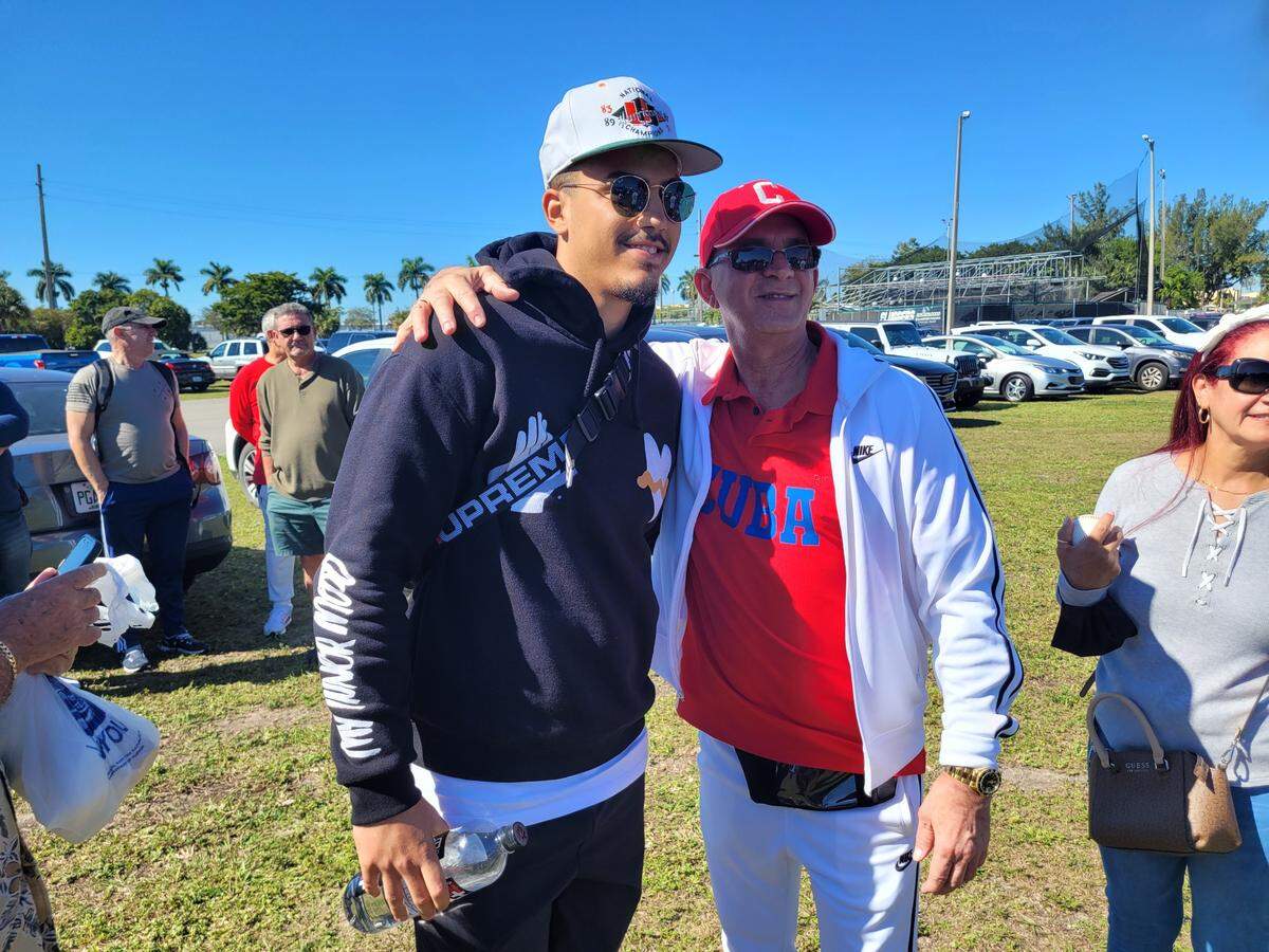 MIGUEL ANTONIO Vargas se toma una foto con un aficionado en el Juego de las Estrellas.
