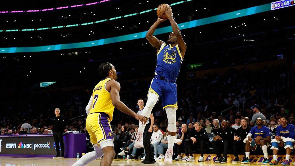 Jimmy Butler (der.) fue el máximo anotador de los Warriors de Golden State en el triunfo 119-109 ante los Lakers, el martes en Los Angeles.
