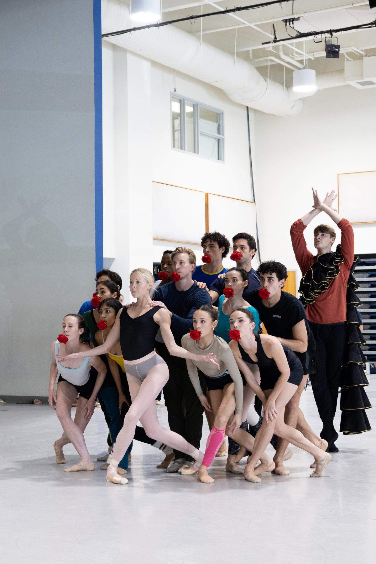 Bailarines de Miami City Ballet (con Dawn Atkins al centro) ensayando “Carmen”, coreografía de Annabelle López Ochoa.