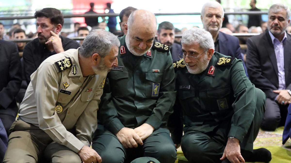 El comandante en jefe de la Guardia Revolucionaria de Irán, el general Hossein Salami (centro), murió este jueves en los ataques de Israel contra el país persa, informaron las agencias estatales IRNA y Tasnim.