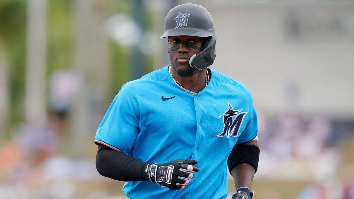 Jorge Soler recorre las bases tras pegar un jonrón por los Marlins en el partido de pretemporada contra los Mets de Nueva York, el 3 de abril de 2022 en Port St. Lucie, Florida.