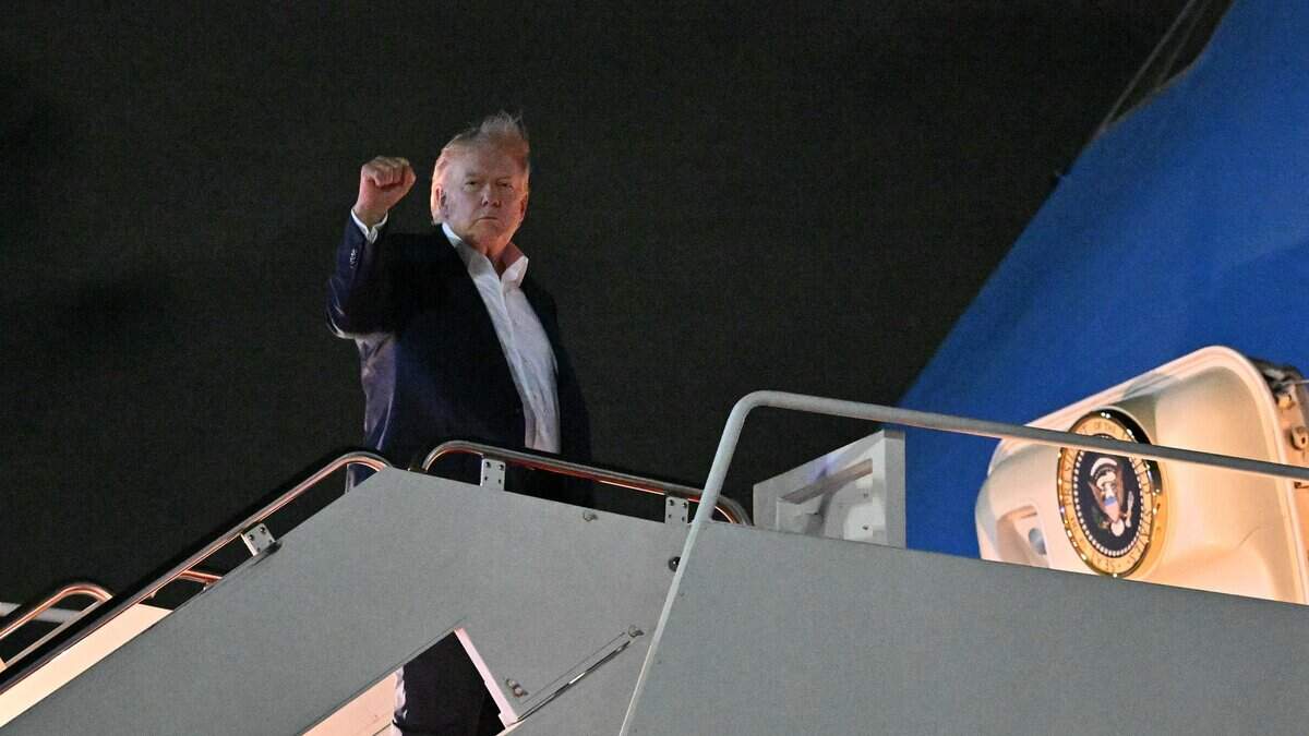 El presidente de Estados Unidos, Donald Trump, aborda el Air Force One antes de partir desde la Base Conjunta Andrews, en Maryland, con destino a Évian-les-Bains, Francia, para asistir a la cumbre del G7, el 15 de junio de 2026.