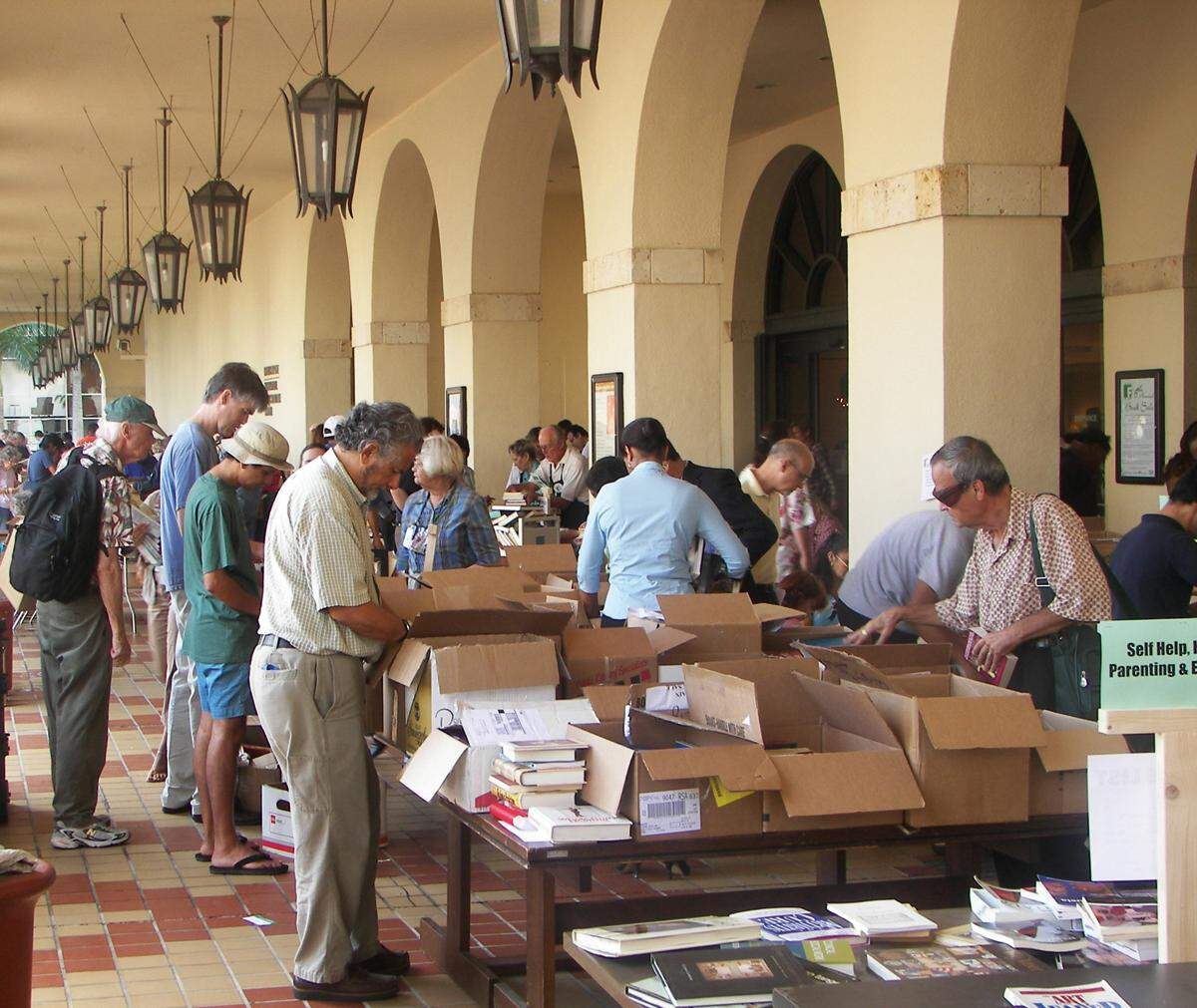 Un grupo de personas busca libros antiguos en una foto de archivo en la biblioteca principal de Miami-Dade, en el downtown, que el 10 de junio es sede de 305 Second Chance Job and Resource Expo, que ofrecerá empleos y recursos de ayuda a ciudadanos excarcelados que se reintegran a la sociedad.