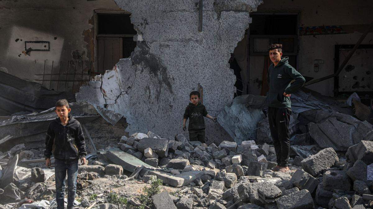 Personas observan los daños de un edificio en el barrio de Shuja’iyya, al este de la ciudad de Gaza, el 18 de marzo de 2025. El número de muertos palestinos por los ataques aéreos israelíes en todo el enclave, ocurridos a primera hora del martes, ha aumentado a 413, informaron las autoridades de salud de Gaza, añadiendo que mujeres y niños se encuentran entre las víctimas.