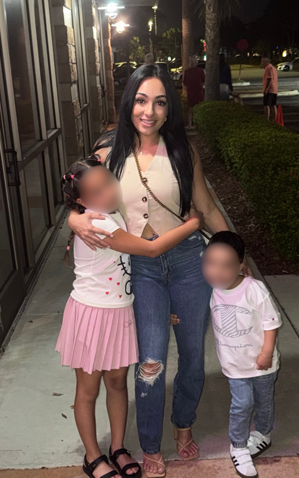 Damaris Paz, una madre soltera de 29 años, que quedó con cicatrices después de un parto difícil y una cesárea, fue una de las tres mujeres operadas este año por el doctor Joshua Lampert, como parte de A.L.L. For Moms Charity Surgery Day, en honor de su mamá ya fallecida.