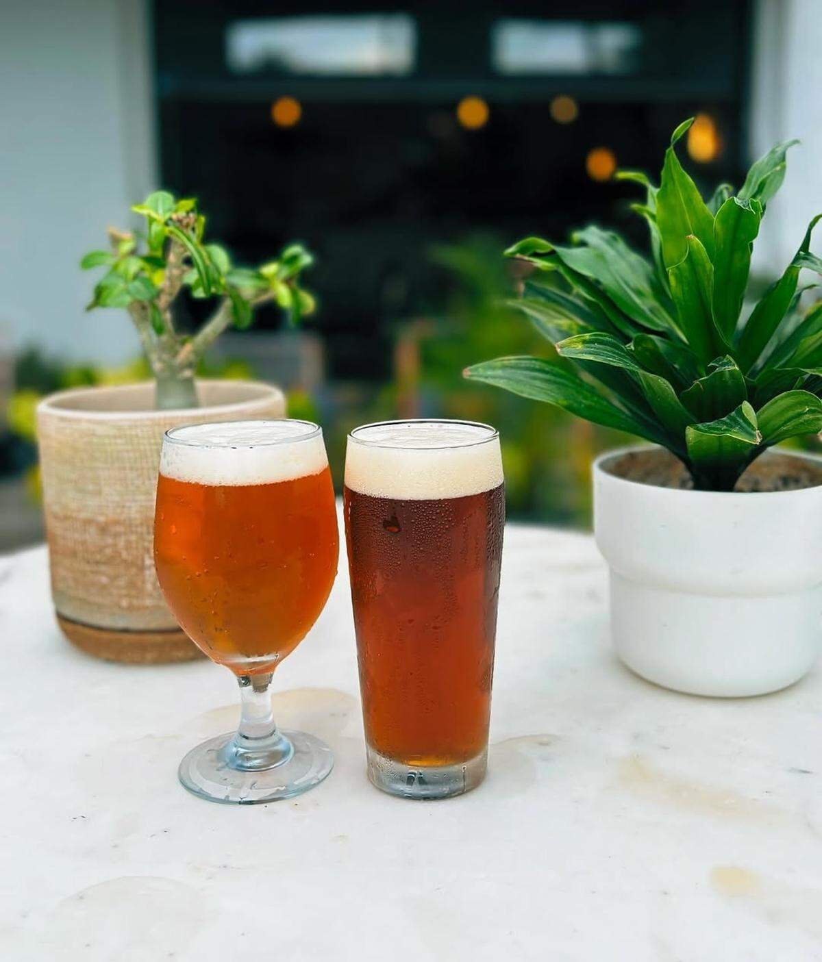 El boom cervecero sigue creciendo con locales como Época Brewing, Lost City o Off Site, que ofrecen cervezas artesanales.