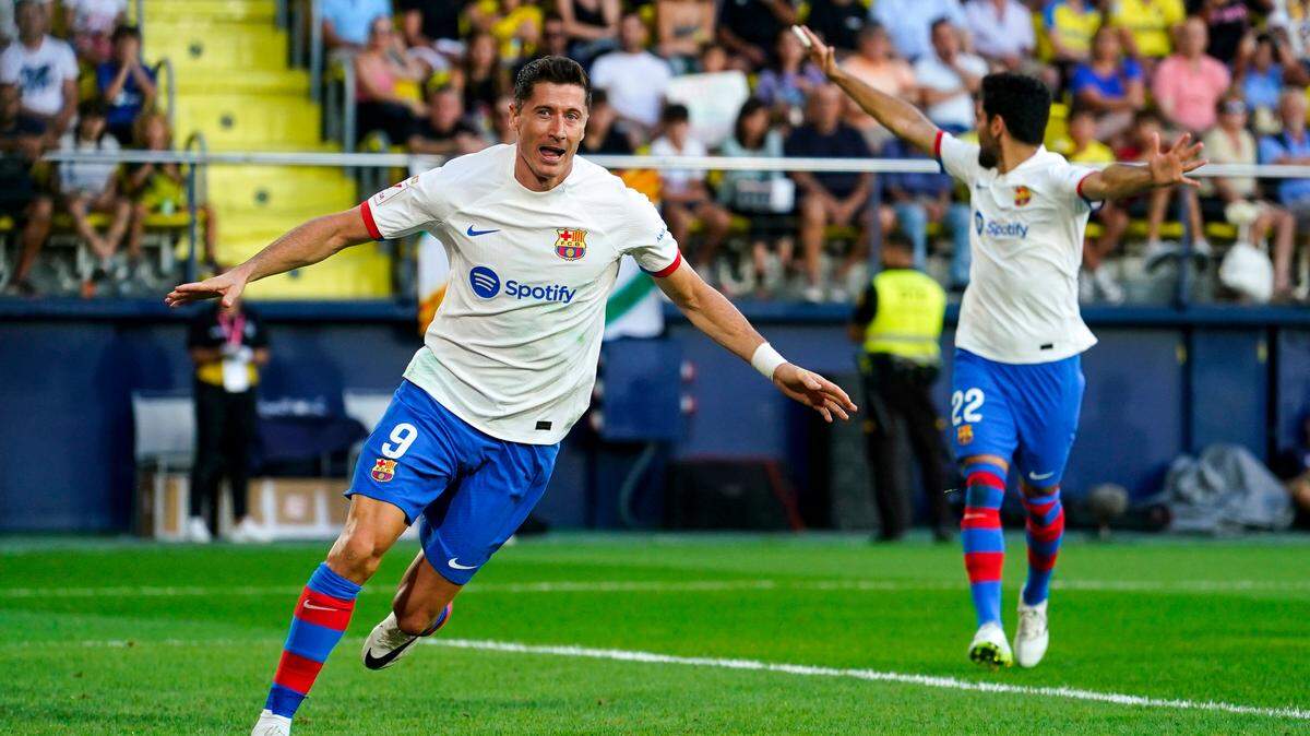 Robert Lewandowski se estrenó el domingo como goleador en la Liga española al convertir el tanto que coronó la remontada del Barcelona para doblegar de visitante 4-3 al Villarreal.