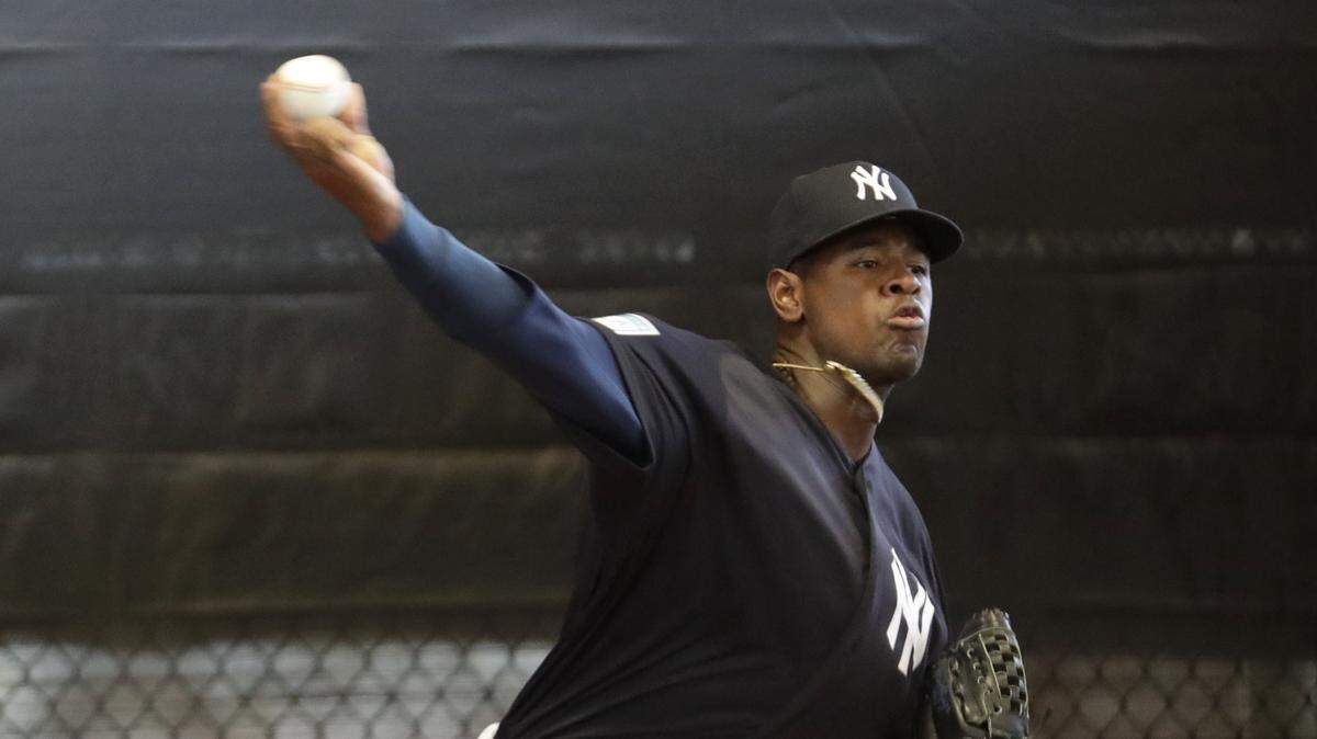 El abridor de los Yankees Luis Severino lanza en el entrenamiento de primavera, el 14 de febrero de 2019 en Tampa, Florida.