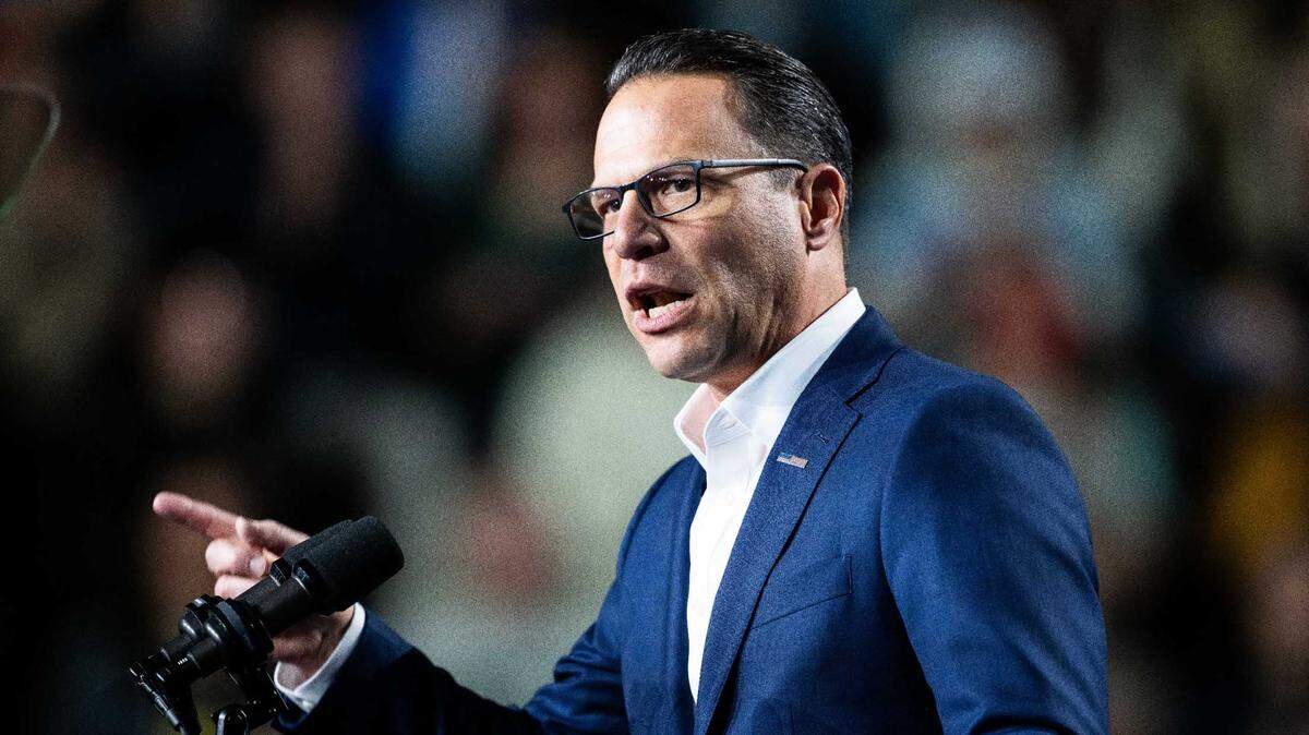 El gobernador de Pensilvania, el demócrata Josh Shapiro, da un discurso en apoyo a la candidata presidencial Kamala Harris, el 4 de noviembre de 2024, en Allentown, Pensilvania.