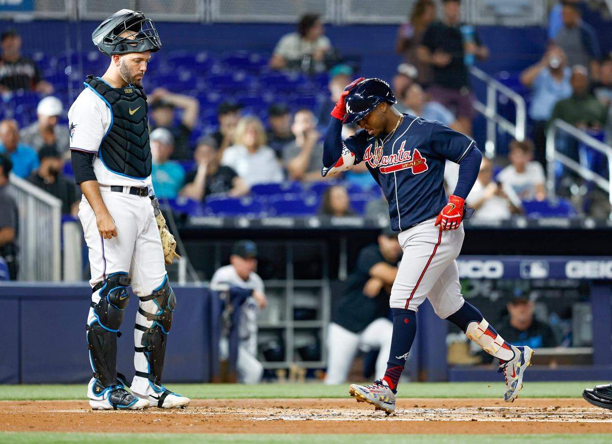 El segunda base de los Bravos de Atlanta Ozzie Albies anota tras pegar un jonrón en el segundo inning del partido ante los Marlins, celebrado el 2 de mayo de 2023 en Miami.