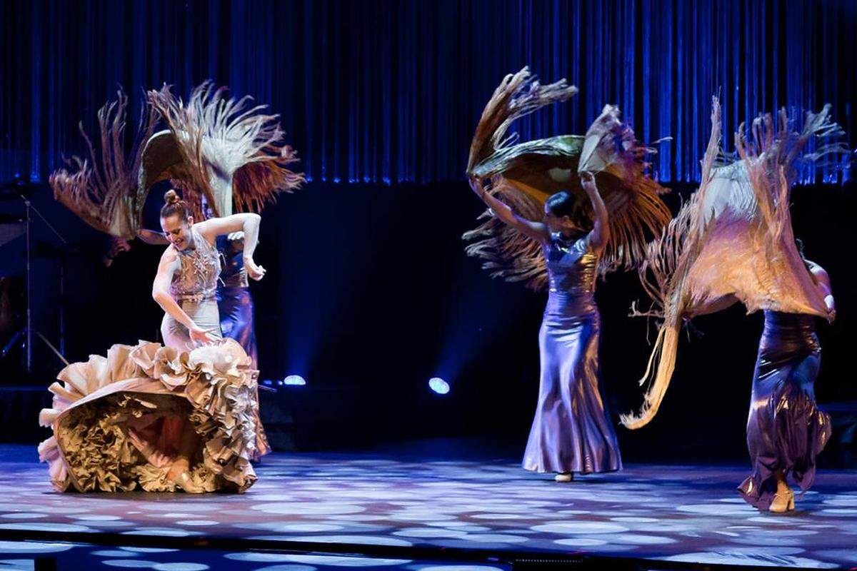 Siudy Garrido y sus bailaoras. 